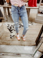 Load image into Gallery viewer, Adelynn Skinny jeans
